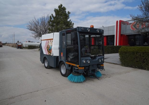 kademe-aga-3000-belden-kirmali-yol-supurme-makinesi-1